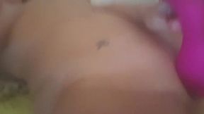 coucou les cheris petite video du mercredi, je me fais jouir avec un gode. ...