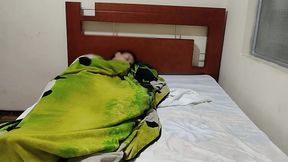 madrastra: entra a mi cuarto para ver si estaba enfermo y le da una pastilla equivocada su hijastro tiene una ereccion ella termina fallandoselo para bajar su excitacion