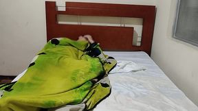 madrastra: entra a mi cuarto para ver si estaba enfermo y le da una pastilla equivocada su hijastro tiene una ereccion ella termina fallandoselo para bajar su excitacion
