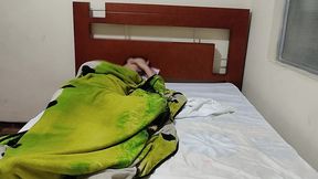 madrastra: entra a mi cuarto para ver si estaba enfermo y le da una pastilla equivocada su hijastro tiene una ereccion ella termina fallandoselo para bajar su excitacion
