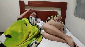 madrastra: entra a mi cuarto para ver si estaba enfermo y le da una pastilla equivocada su hijastro tiene una ereccion ella termina fallandoselo para bajar su excitacion