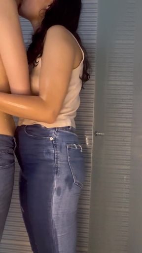 Lesbianas Mojadas Con Jeans Sexo Salvaje Bajo La Ducha
