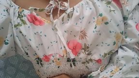 MI HERMANASTRA TIENE VARIOS DIAS SIN FOLLAR Y SE DESNUDA PARA DARSE UNA RICA MASTURBACION HASTA GEMIR DE PLACER