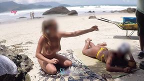 esposas gostosas se exibindo para o vendedor na praia