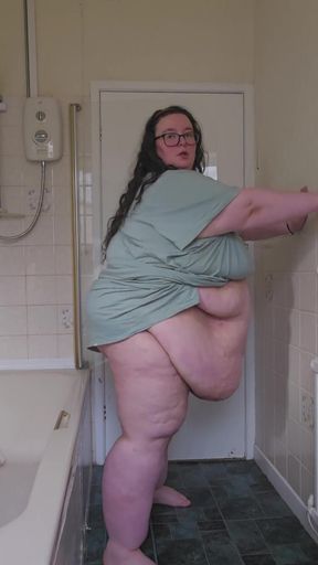 Belly Play in the Bathroom with SSBBW Goddess