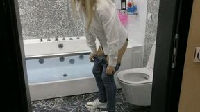 I really need to go to the toilet MP4 HD 720p