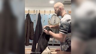 I got rigid in front the others in lockerroom at gym