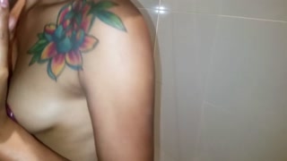 Novia infiel chupa la verga de su amigo en el motel