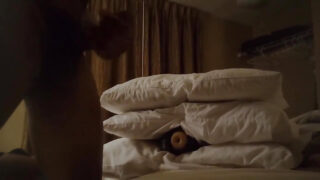 Video ravvicinato di una ragazza gay eccitata che si masturba con un vibratore dildo