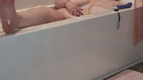 BBW pleasures herself in tub