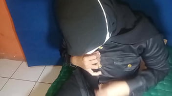 Horny female security guard masturbates until she squirtsJago jilmek - Satpam wanita sange colmek sampai muncrat