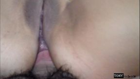 creo que mi compadre se esta cogiendo por el culo a mi vecina.. porque solo le meti la puntita y le salio semen del culo. (con razon estaba muy seria)