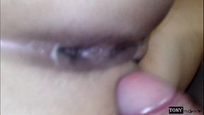 creo que mi compadre se esta cogiendo por el culo a mi vecina.. porque solo le meti la puntita y le salio semen del culo. (con razon estaba muy seria)