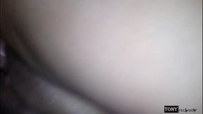 creo que mi compadre se esta cogiendo por el culo a mi vecina.. porque solo le meti la puntita y le salio semen del culo. (con razon estaba muy seria)