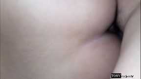 creo que mi compadre se esta cogiendo por el culo a mi vecina.. porque solo le meti la puntita y le salio semen del culo. (con razon estaba muy seria)