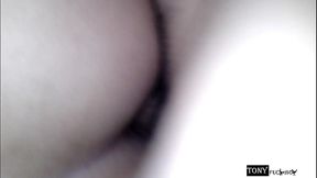 creo que mi compadre se esta cogiendo por el culo a mi vecina.. porque solo le meti la puntita y le salio semen del culo. (con razon estaba muy seria)