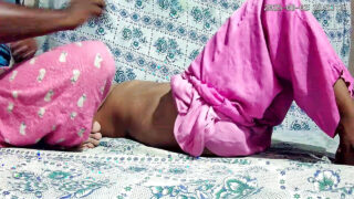 นักศึกษาสาวเอเชียอายุ 18 ปีโดนควยใหญ่เย็ดตูด