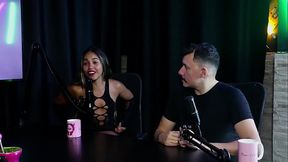 Teve experi&ecirc_ncia ruim na boate que o F&aacute_bio Porchat frequentava, o miss bumbum a ajudou a ter mais credibilidade e venceu o miss simpatia - Casal Kaliente (SHEER/RED)