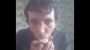Глотаю большой резиновый член)))