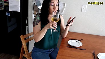 Sinn Sage peeing her tight jeans at restaurant