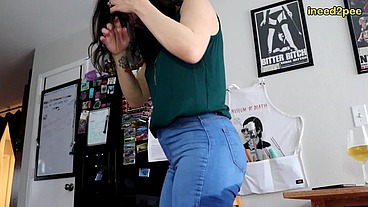 Sinn Sage peeing her tight jeans at restaurant