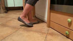 MRS MAGGIE COOKING IN FLATS MATURE FEET - MOV Mobile Version