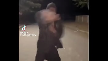 Famoso mendigo magu faixa preta em jud&ocirc_ ensina jovem aprendiz a t&eacute_cnica da cobra malasiatica