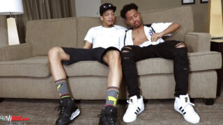 Unge tatoverede Vic Valentino med stor pik får en stram røv og får et lækkert blowjob