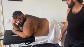 Orsi gay paffuti che succhiano cazzi con gola profonda prima di una scopata anale e di eiaculazioni