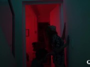 Electrizante escena de arte, seducción y modelaje con una increible latina pelirroja