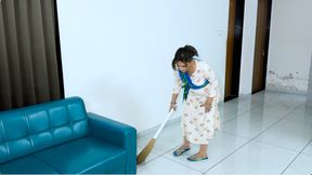 The maid used to steal in the boss&#039;s house