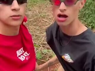 Cauê mama Luiz do lado de fora