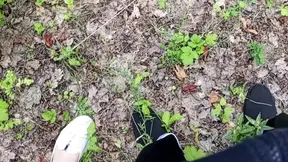 Vriendje pijpt mijn pik in het park en slikt mijn sperma