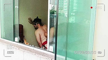 Câmera escondida flagrou o homem morcego tomando conta do garoto prodígio