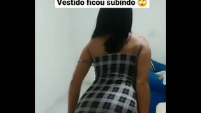 Novinha gostosa dancando de vestido