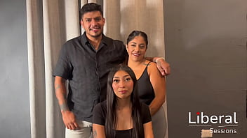 Pareja caliente intenta su primer trio fmf y se termina uni&eacute_ndose un amigo