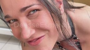 Une chienne trans à mes pieds