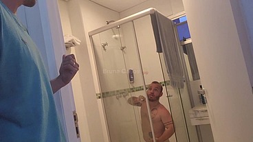 Babá gostosa foi enganada e fodida por um anão