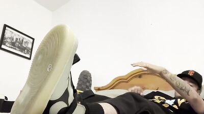 Verbal Aggressive Dom / Blowjob Roleplay / Feet Showoff - SexySaggerYo