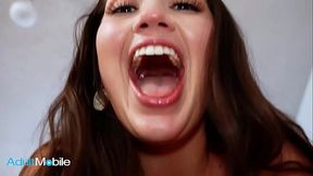 Alyx Star Loves Her Job As A Pizza Delivery And The Fact That She Can Meet New Guys To Fuck Every Time - ADULTMOBILE