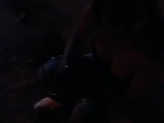 Chica de twenty one años pillada en la calle después de la fiesta en la que follamos en un motel público