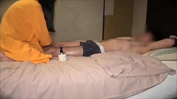 出張エステサービスを頼んだら綺麗な新人大◯生が僕の身体全体をローションでマッサージしてくれて、ついムラムラして勃起してしまい、、