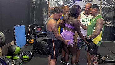 Fiz um gangbang com a gostosa Fernanda chocolate eu e a galera do pornô arrombamos o cuzao dela e ela gostou