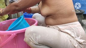 Indian House Wife Showing Nude Bathing