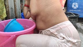 Indian House Wife Showing Nude Bathing