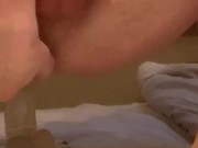 J’essaie mon nouveau jouet dans mon cul serré