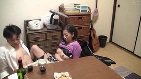 Vnds-3358 コタツの中でひっそり義母のマ○コを触れると、息子に陰部を弄られ欲情して粘度の濃い愛液が溢れ