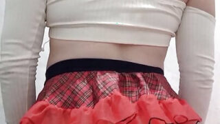 Selbstgedrehtes Video von weißen Amateur-Crossdresser-Schwulen in Dessous und Uniform beim Analfick