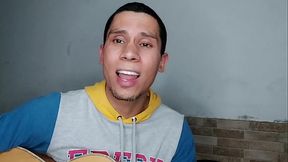 Garoto brasileiro se divertindo