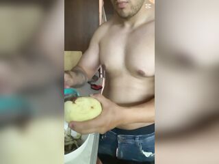 El novio de mi mejor amiga estaba cosinando y mi'miga se fue para la tienda y aproveche para chupar